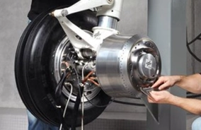 Ein Foto des Randnabenmotors montiert an einem Flugzeugfahrwerk.