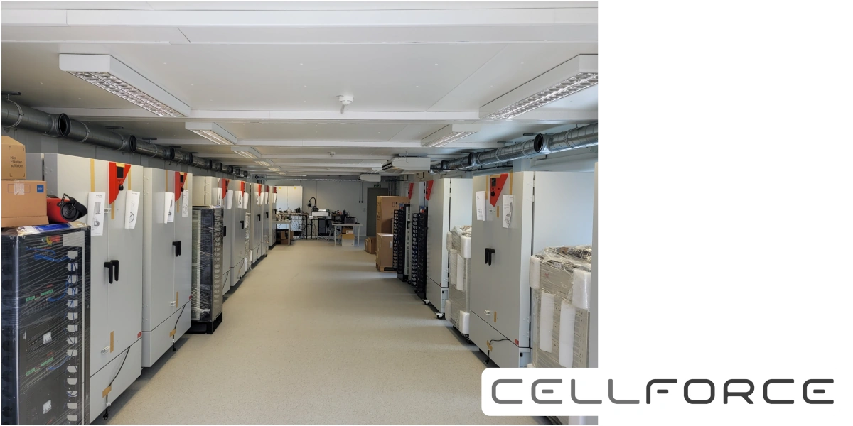 Ein Foto eines Batterietestlabors von Innen das mehrere Klimakammern und Batterie Tester zeigt.