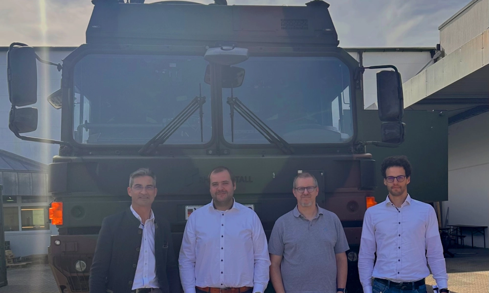 Ein Bild vom Codronic Entwicklerteam vor einem Miltär LKW.