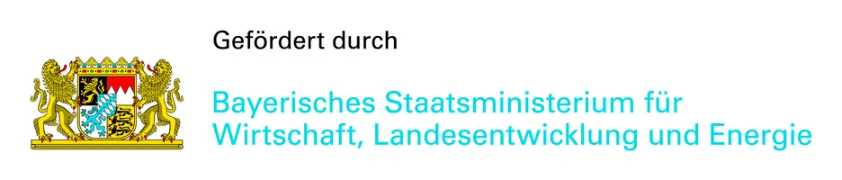 Das Logo der Bayerischen Staatsregierung mit dem Zusatz gefördert von.